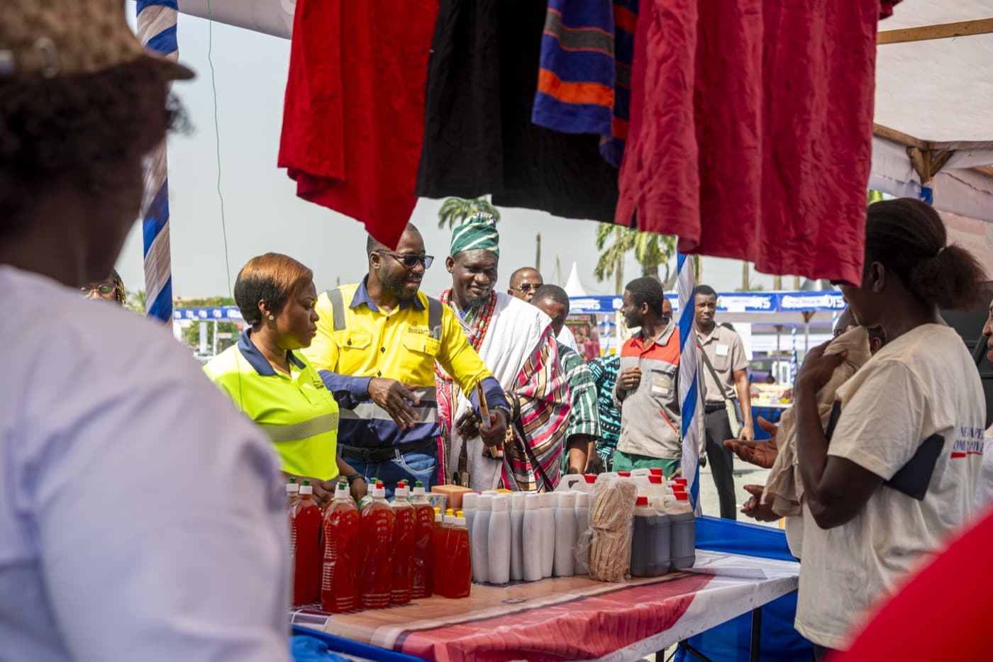 Chiefs and officials exchange greetings at the exhibition stands